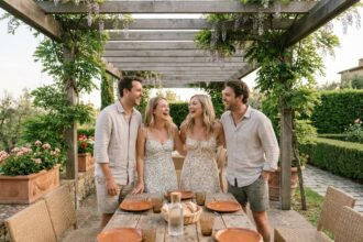 Groupe d'amis souriants dans un jardin en été