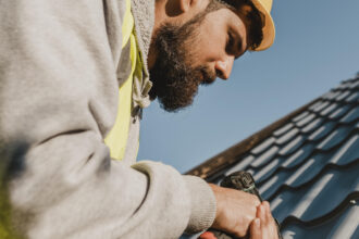 Habillage sous-toiture en PVC : guide pratique avant de lancer vos travaux