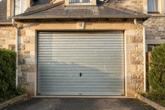 Porte de garage basculante en acier sur une maison individuelle